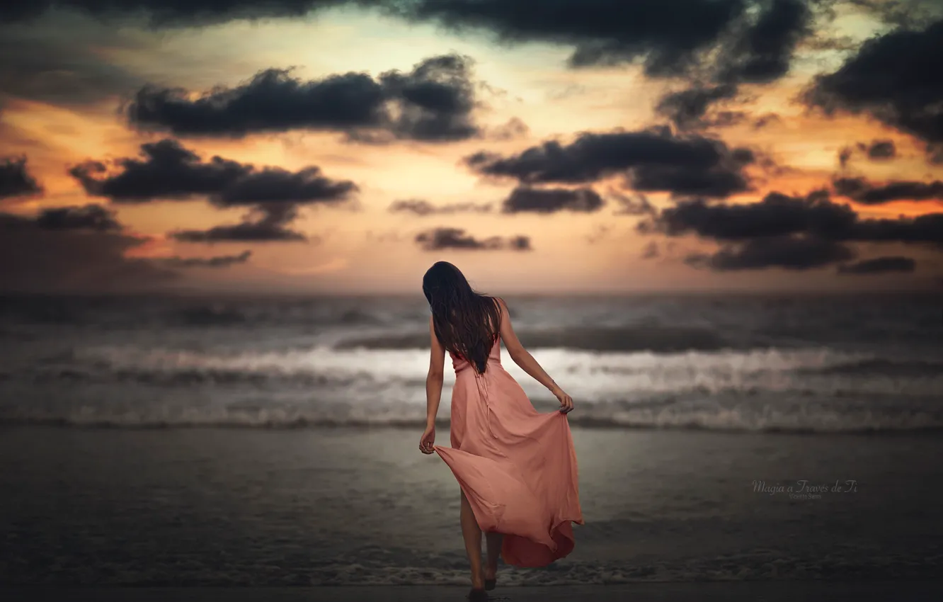 Фото обои море, пляж, небо, девушка, облака, закат, платье, брюнетка