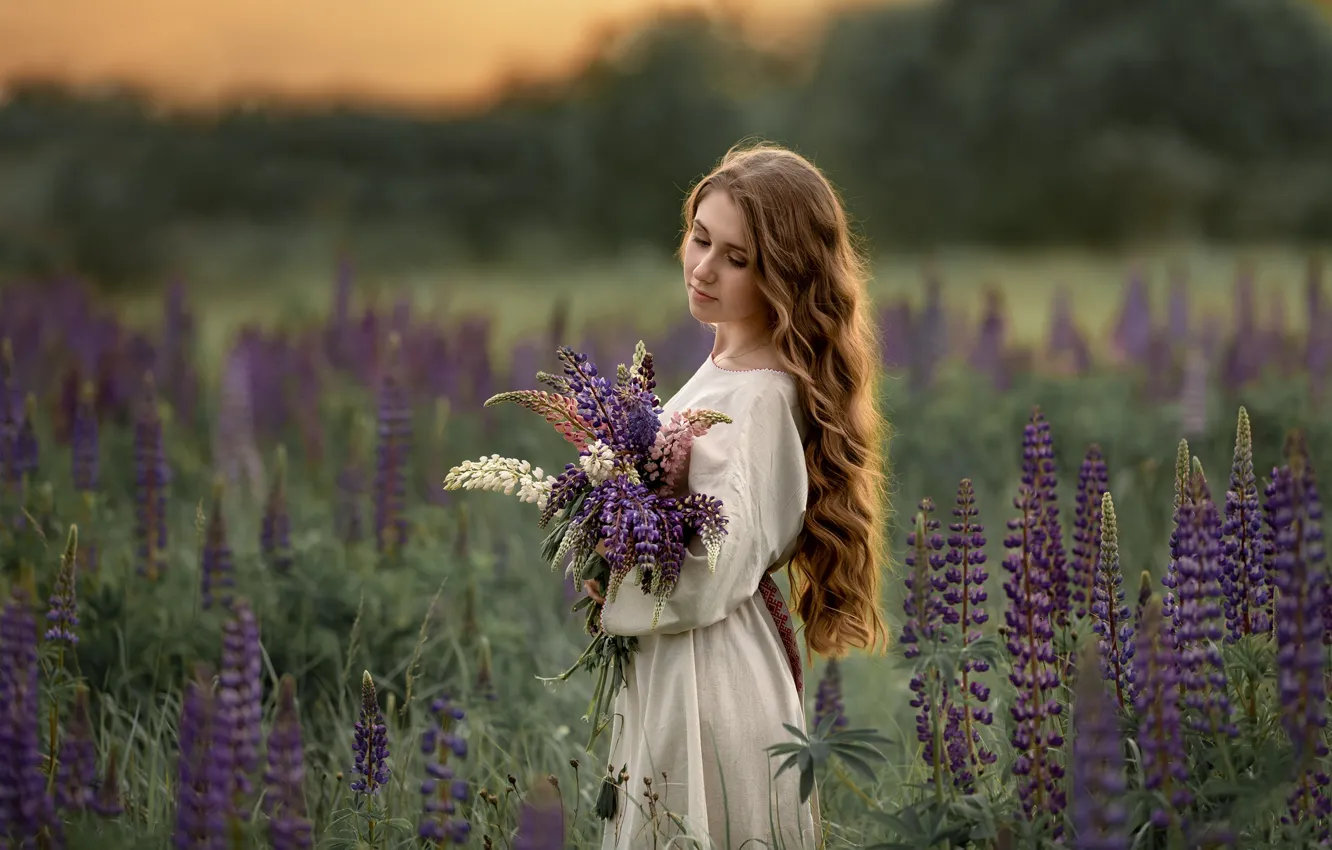 Фото обои поле, лето, девушка, цветы, природа, букет, платье, шатенка