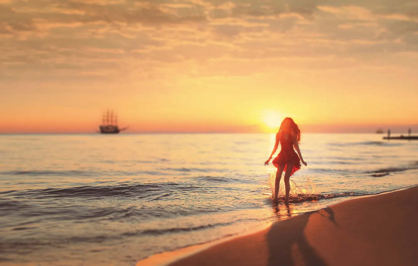 Фото обои Солнце, Песок, Море, Пляж, Девушка, Платье