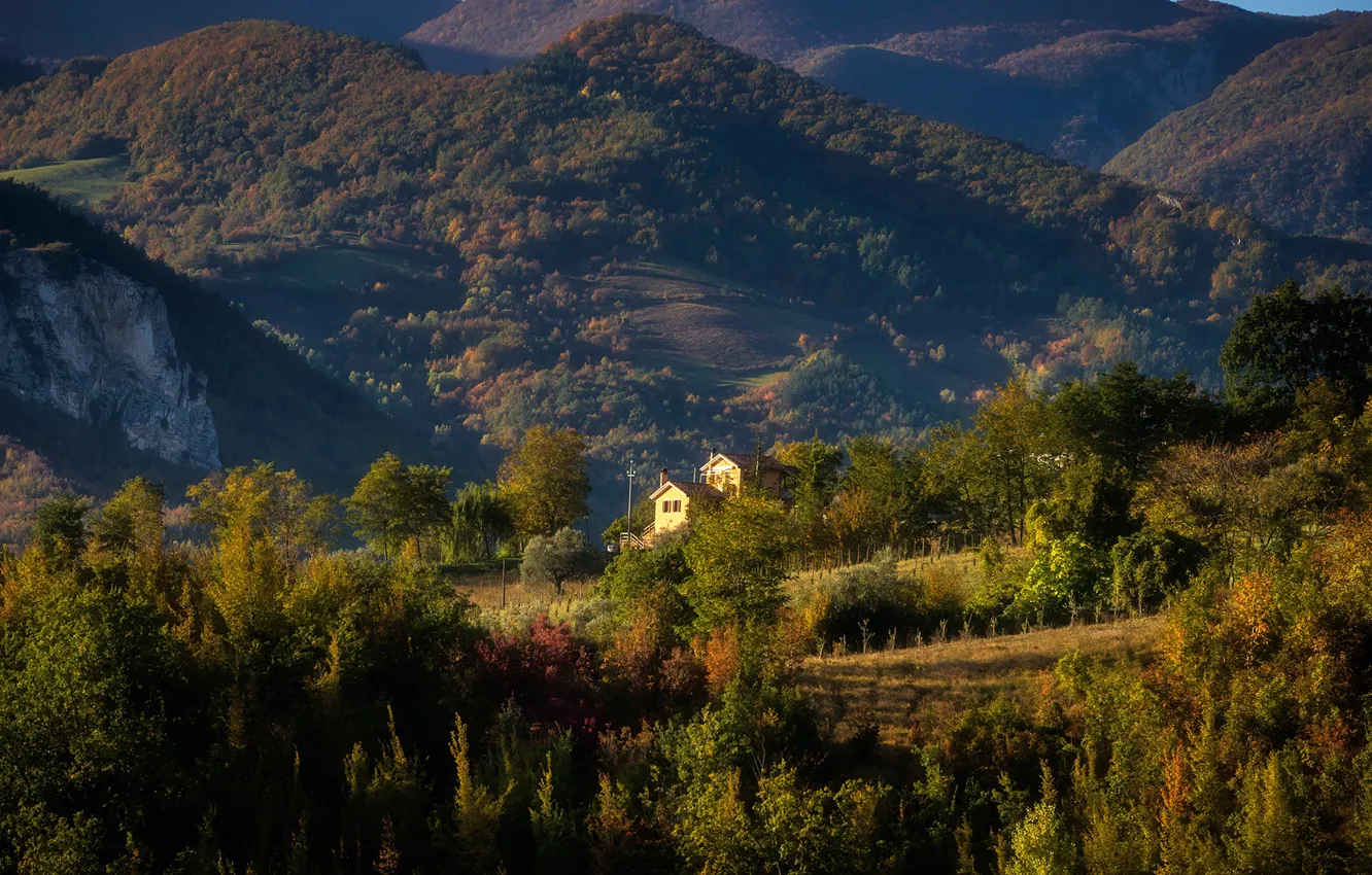 Фото обои лес, солнце, деревья, горы, Италия, домик, Abruzzi, Penne