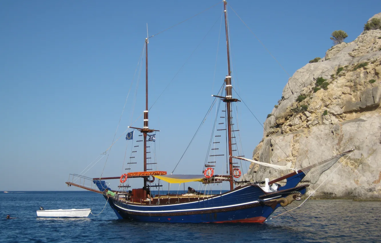 Фото обои небо, синева, скалы, парусник, Корабли, кораблик, Средиземное море