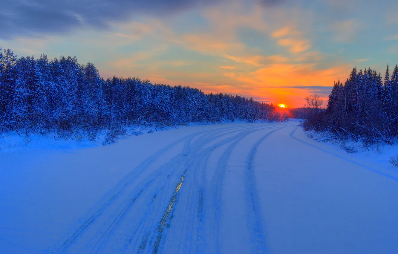 Фото обои зима, дорога, лес, небо, облака, закат, зарево