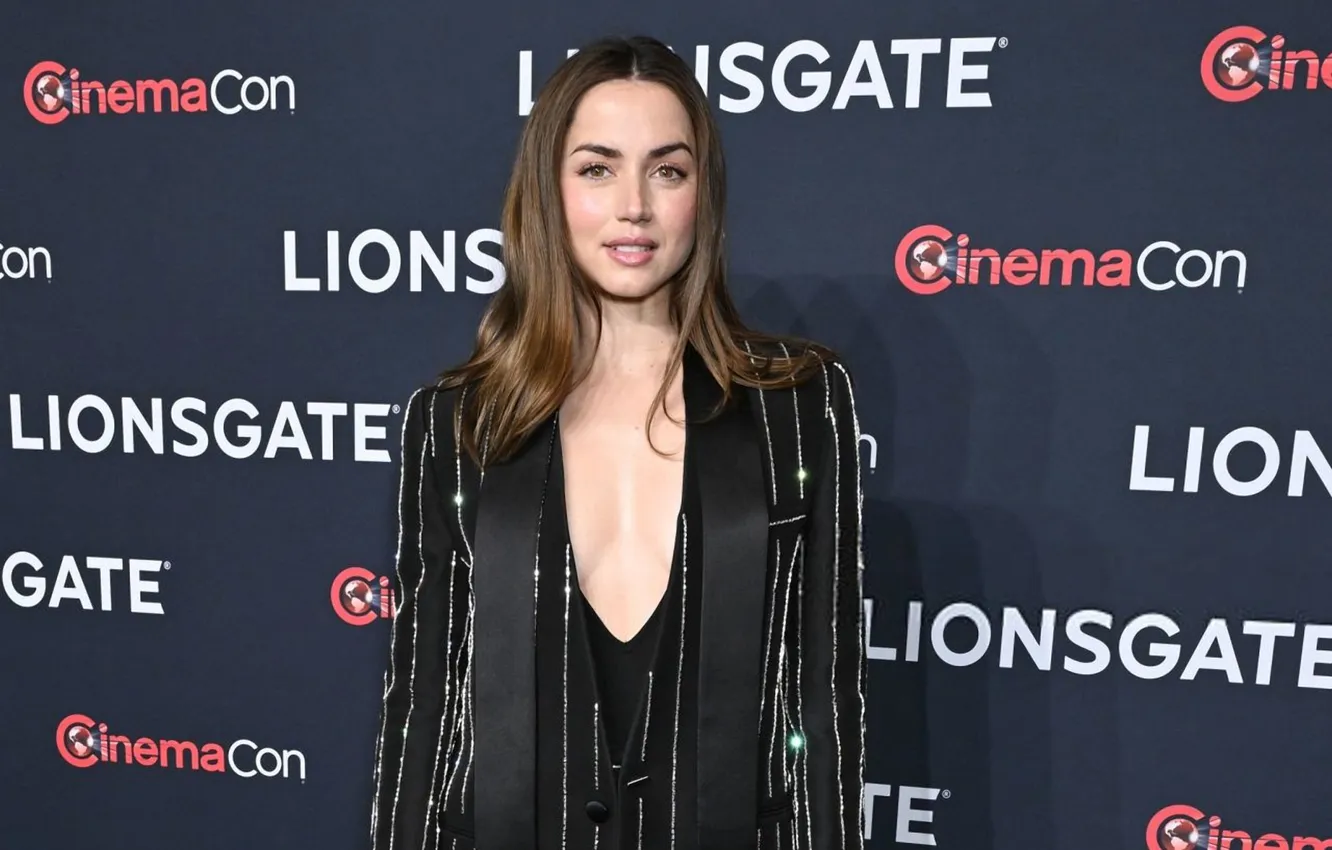 Фото обои актриса, брюнетка, декольте, красивая, пиджак, Ana de Armas, Ана де Армас