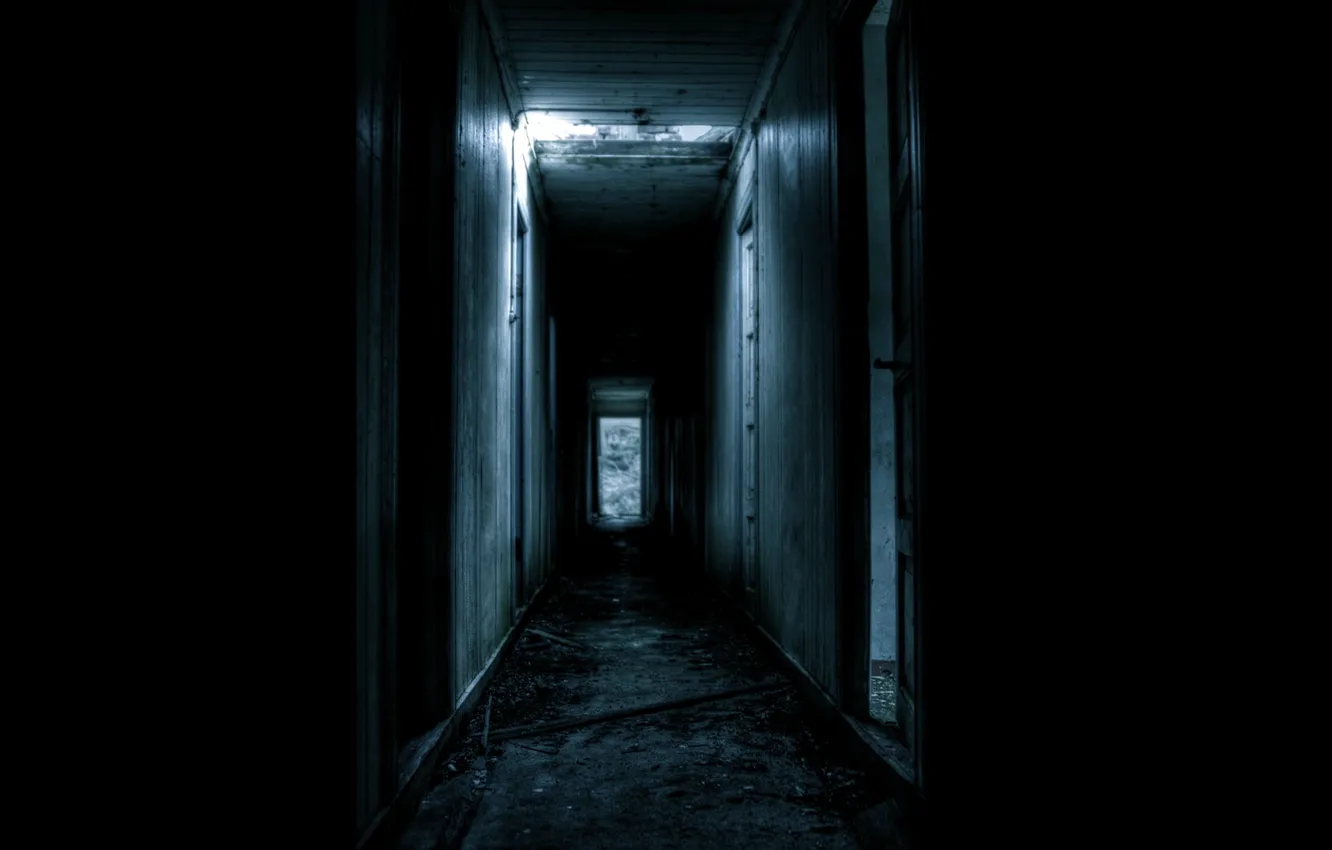 Фото обои темнота, двери, коридор, развалины, мрачно