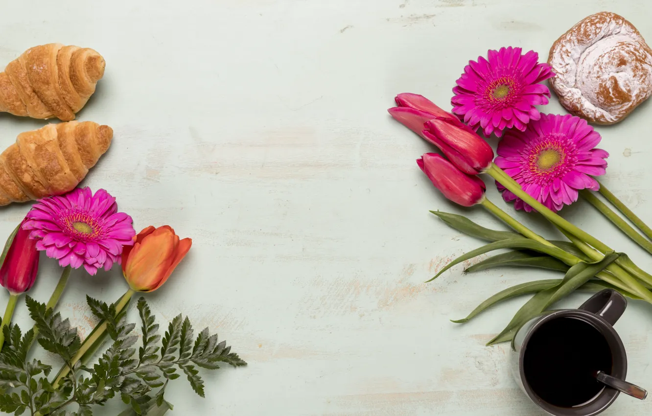 Фото обои цветы, завтрак, тюльпаны, герберы, pink, flowers, tulips, coffee cup