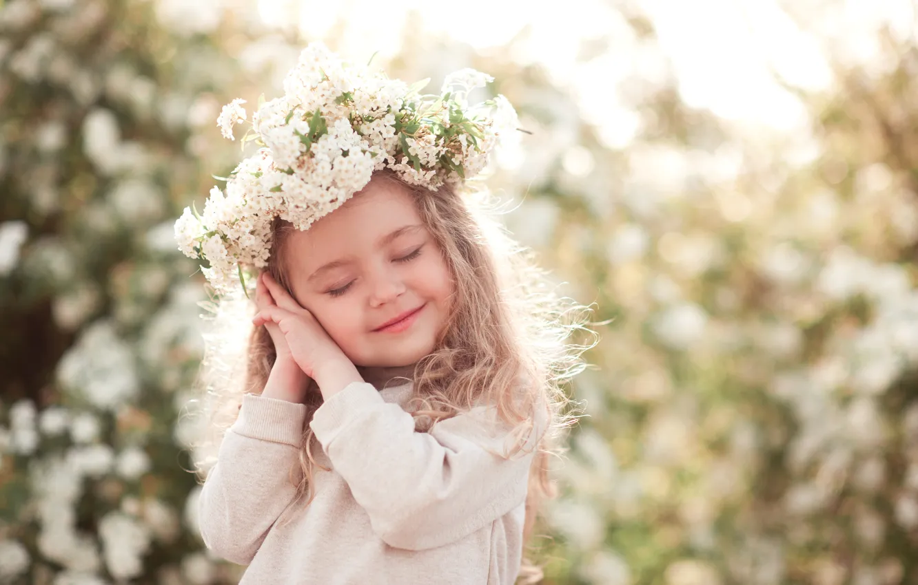Фото обои цветы, дети, улыбка, руки, девочка, веночек