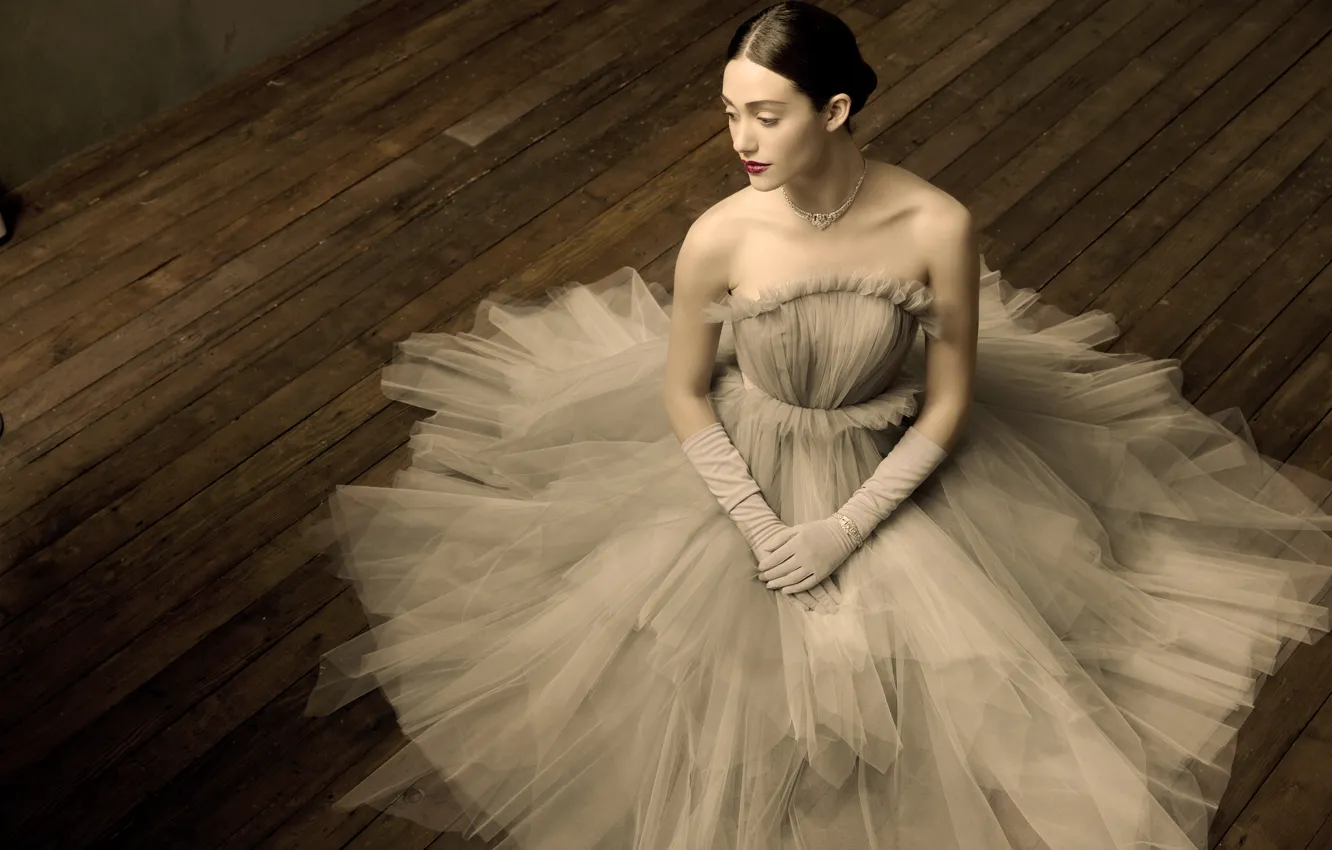 Фото обои девушка, поза, платье, актриса, певица, emmy rossum, эмми россум