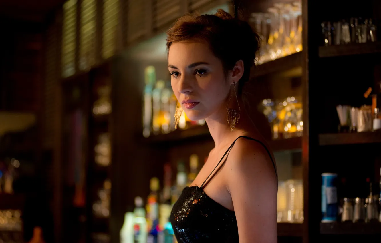 Фото обои бар, платье, актриса, красивая, Louise Bourgoin