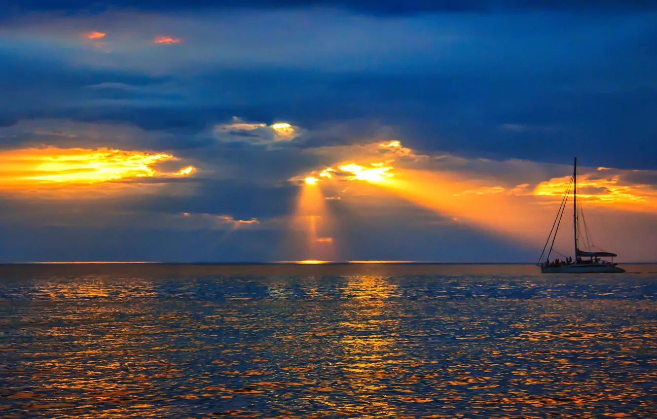 Фото обои море, небо, облака, лучи, закат, лодка, яхта