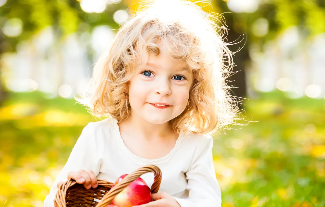 Фото обои осень, улыбка, парк, корзина, яблоки, кудряшки, ребёнок