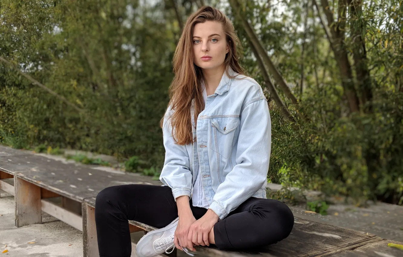 Фото обои девушка, деревья, скамейка, природа, сидит