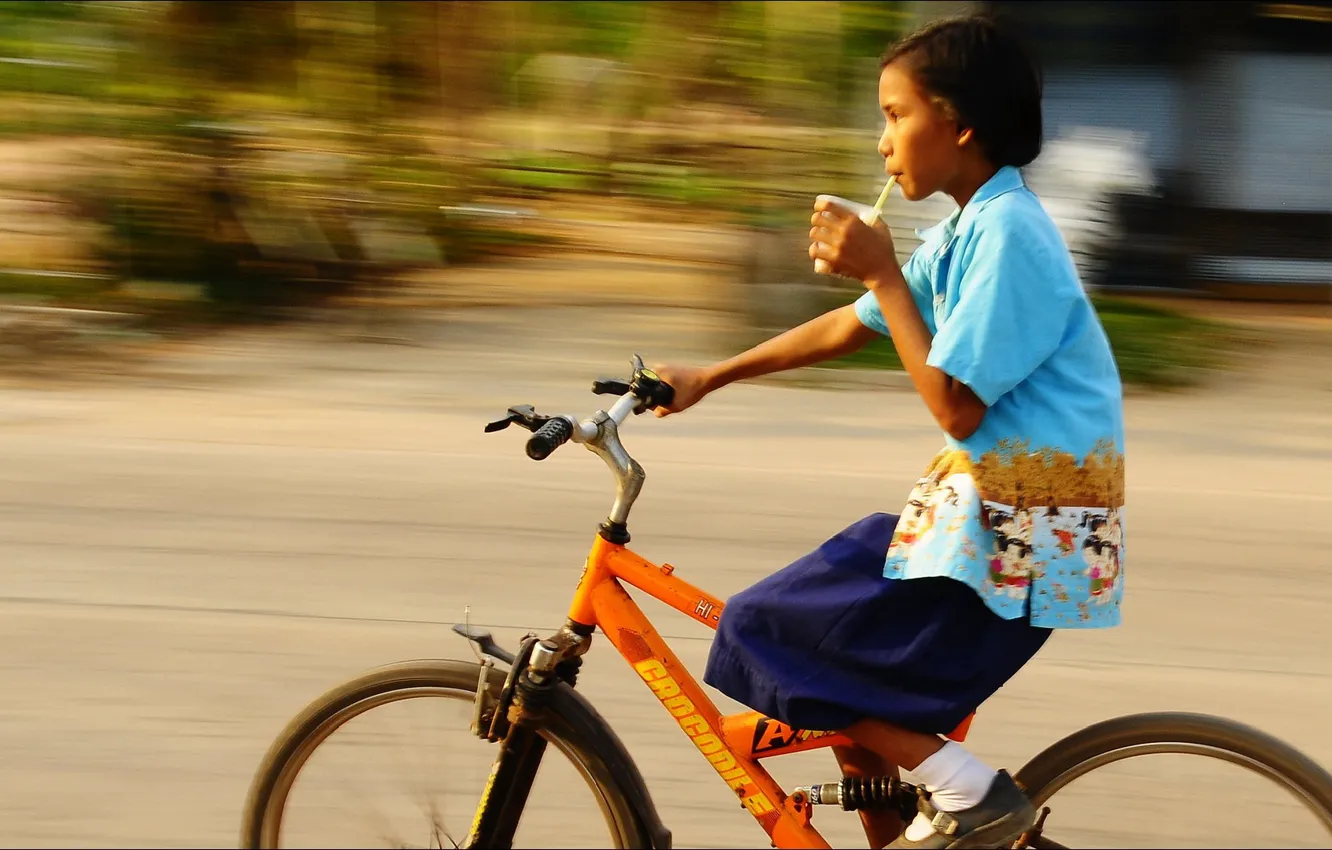 Фото обои велосипед, крокодил, девочка, girl, bicycle, situations, drink, crocodile