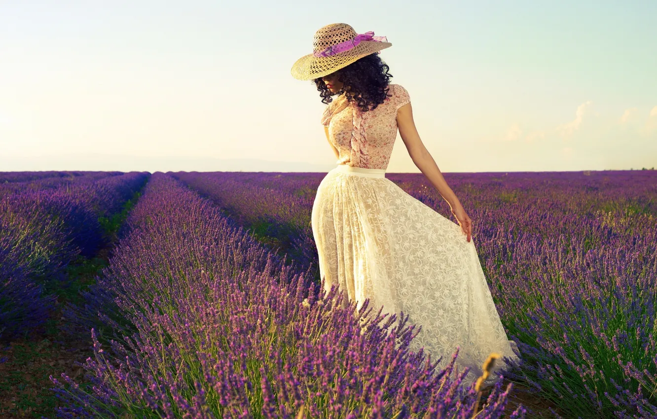Фото обои поле, Девушка, шляпа, платье, брюнетка