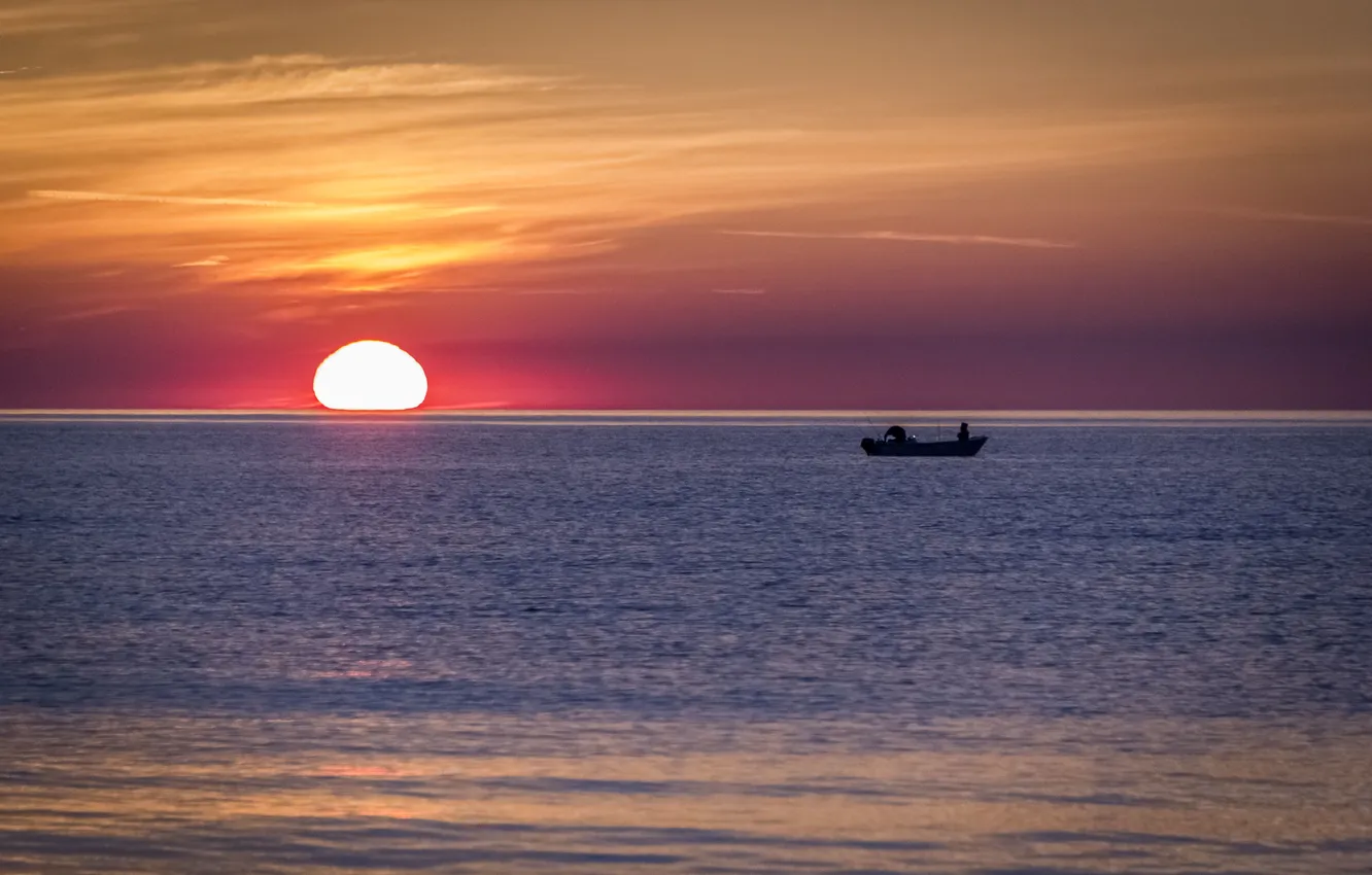 Фото обои море, небо, закат, лодка, рыбак, горизонт