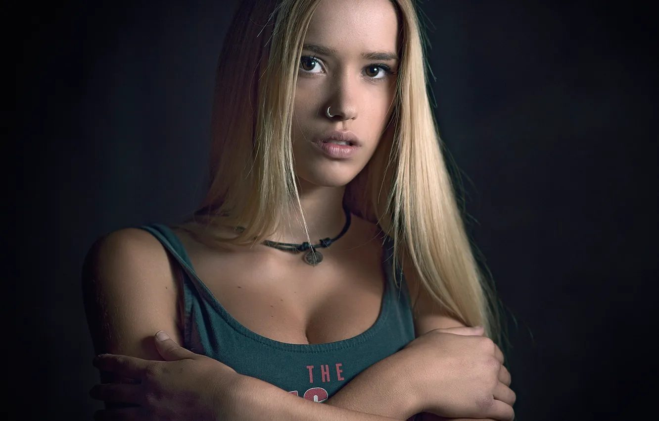 Фото обои секси, поза, портрет, макияж, майка, пирсинг, прическа, блондинка