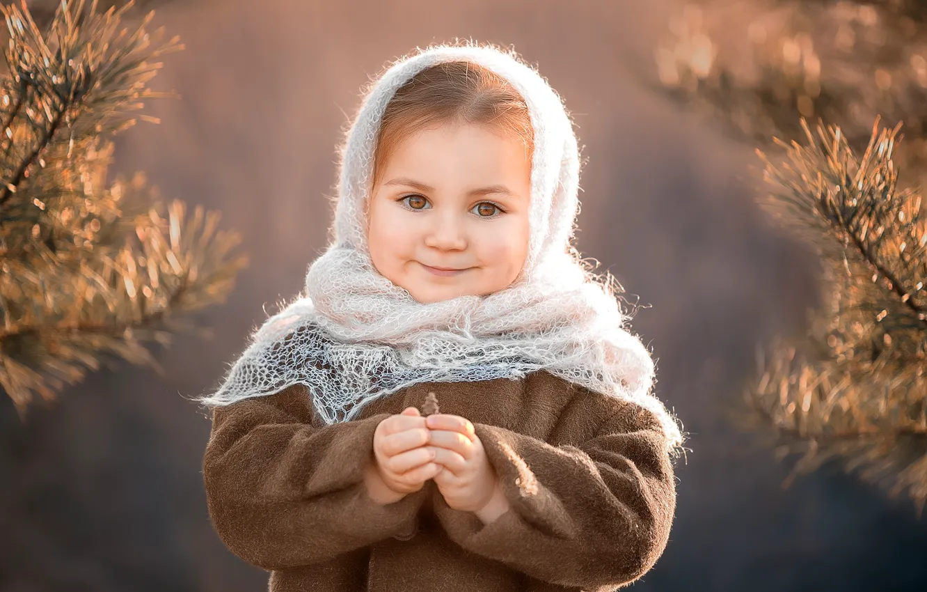 Фото обои ветки, природа, девочка, хвоя, платок, пальто, малышка, ребёнок