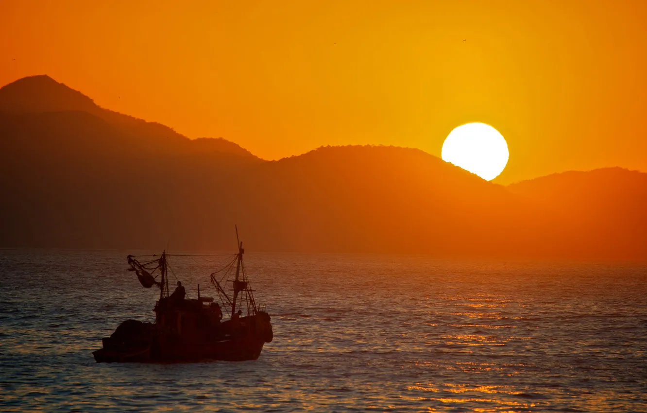 Фото обои море, солнце, закат, горы, корабль, Китай