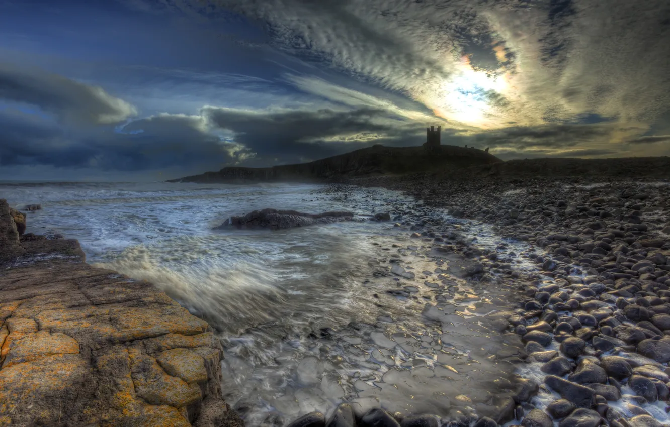 Фото обои море, небо, закат, тучи, камни, замок, побережье, Англия