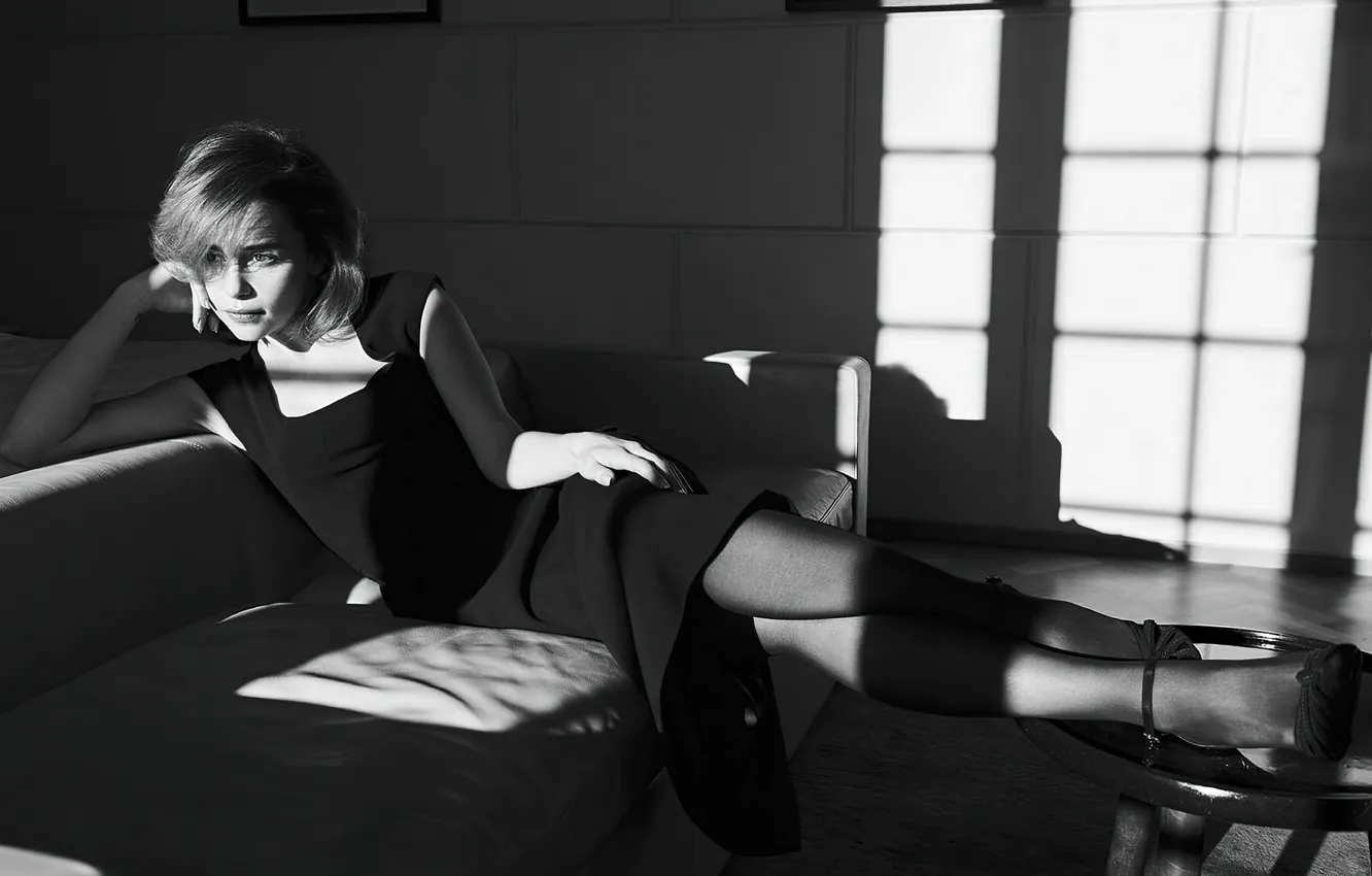 Фото обои взгляд, девушка, поза, платье, черно-белое, Emilia Clarke