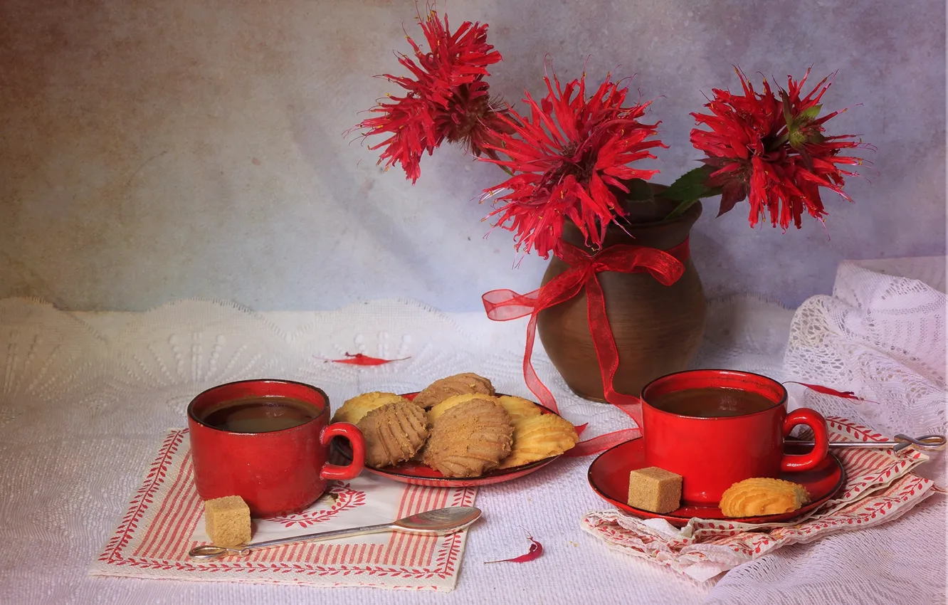 Фото обои цветы, красный, стиль, чай, цвет, текстура, печенье, чашки