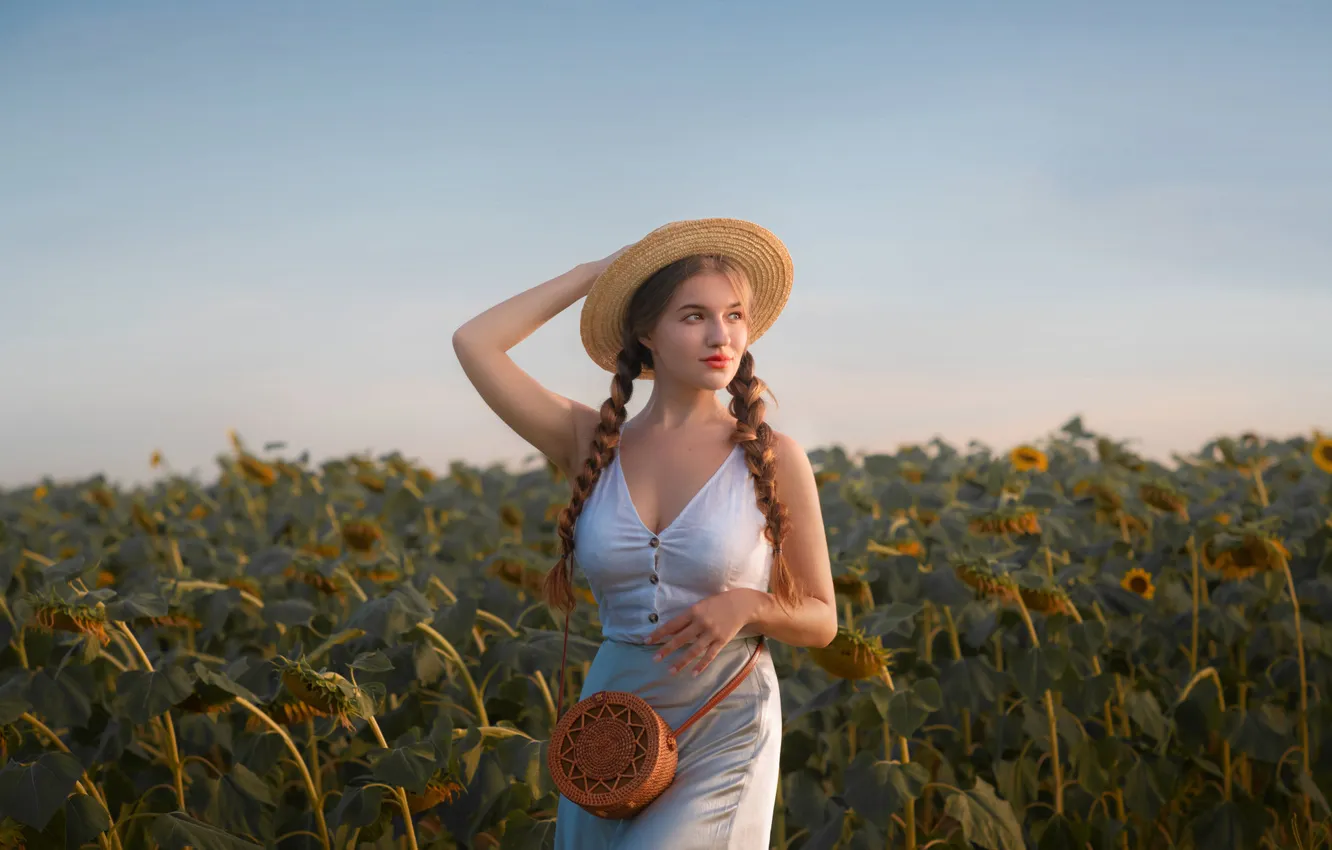 Фото обои поле, лето, небо, взгляд, девушка, подсолнухи, поза, юбка