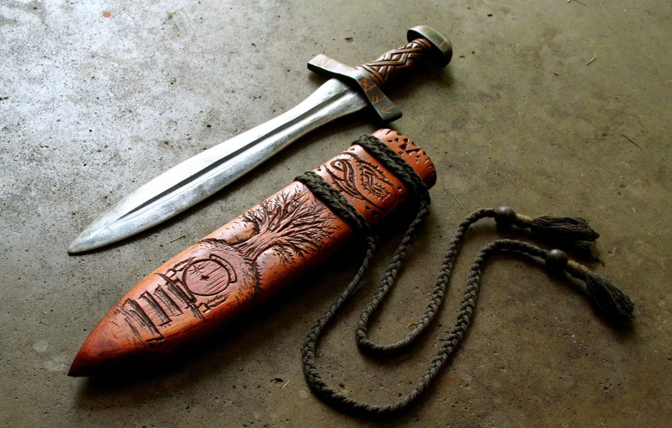 Фото обои оружие, дерево, нож, шнурки, руны, резьба