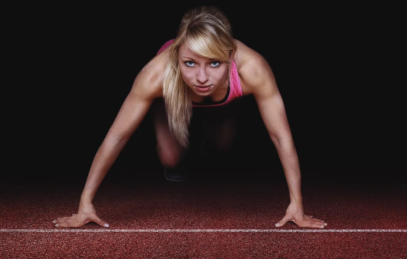 Фото обои woman, muscular, athlete, pose starting position