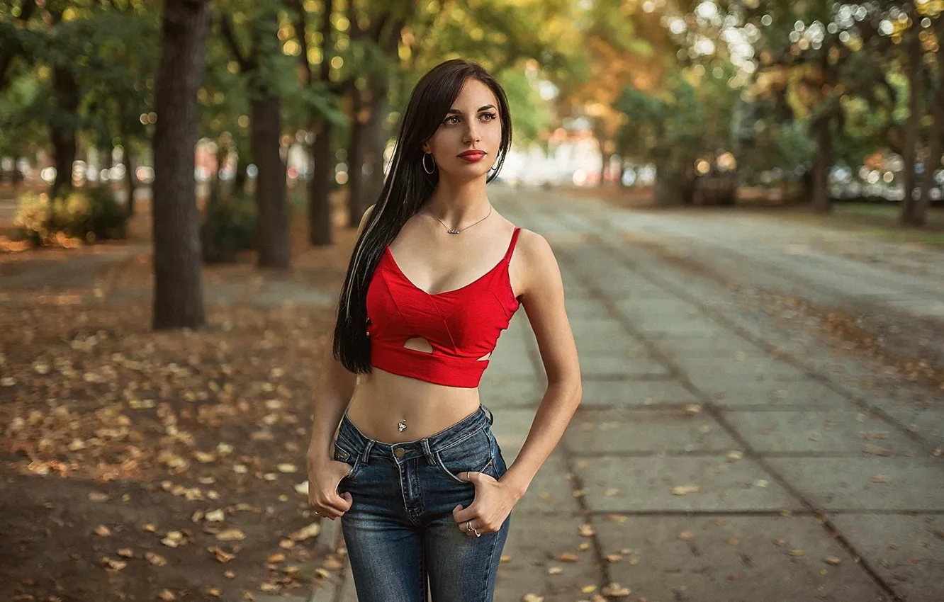 Фото обои girl, park, jeans, brunette, t-shirt