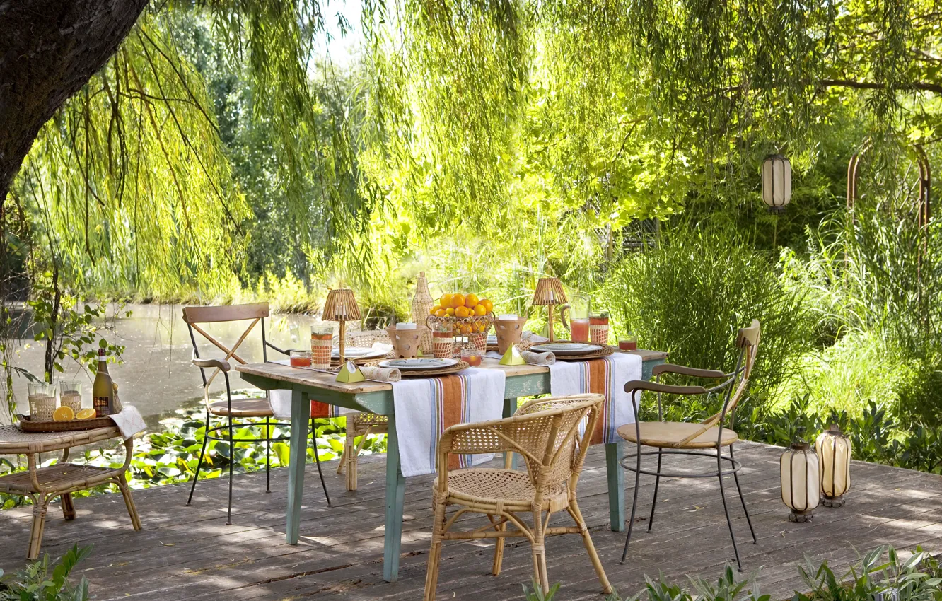 Фото обои лето, пруд, стол, сад, фрукты, пикник, напитки, терраса