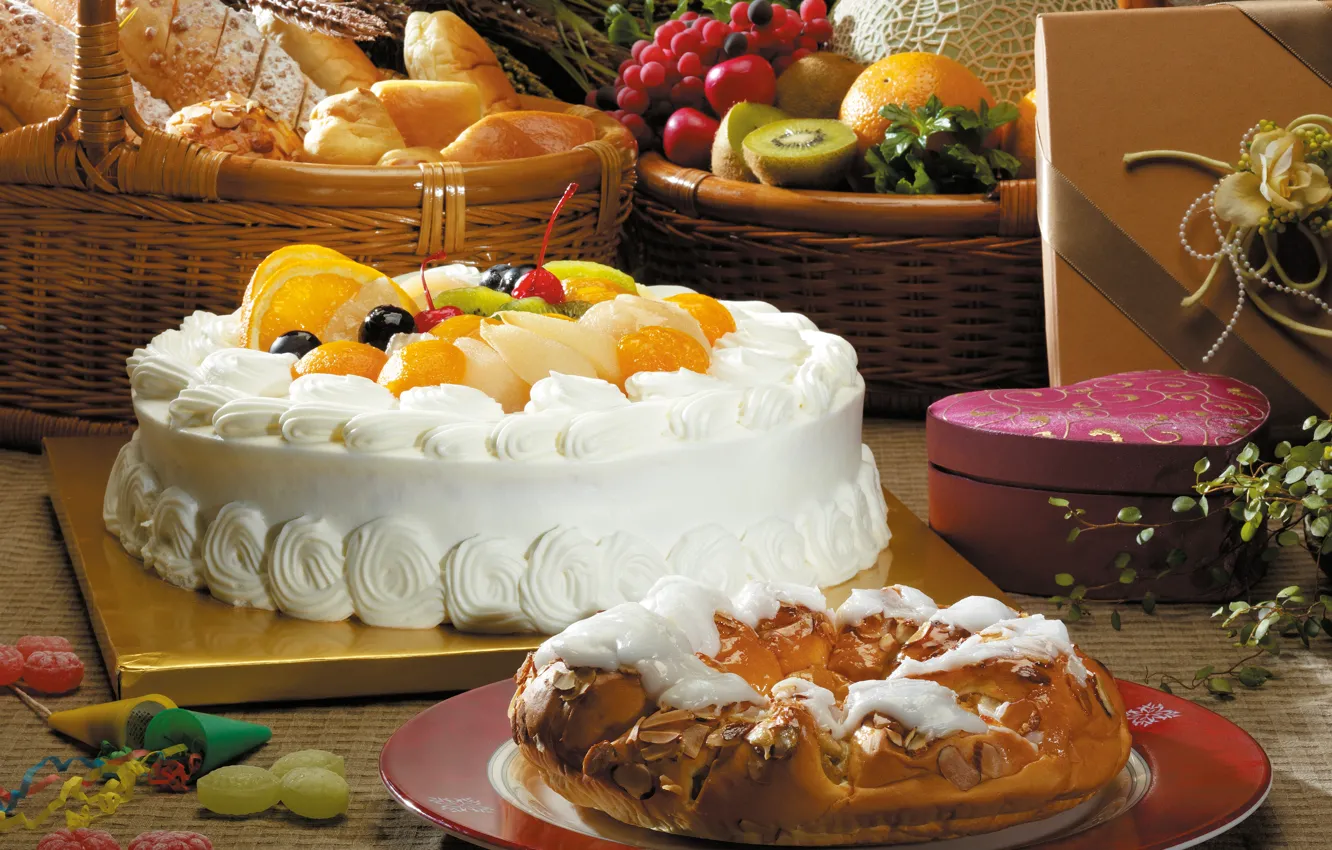 Фото обои стол, апельсины, киви, тарелка, хлеб, конфеты, пирог, виноград