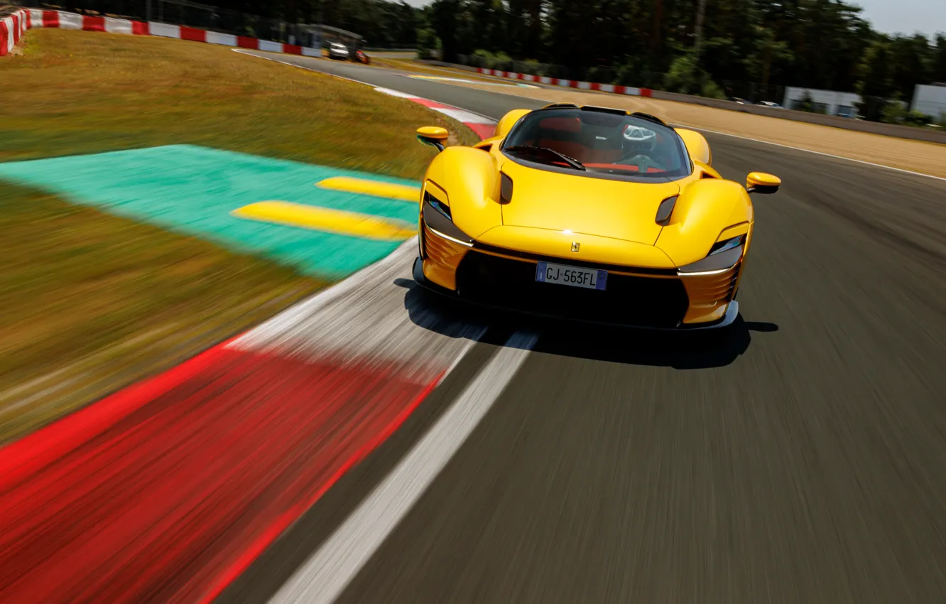 Фото обои Ferrari, supercar, феррари, трек, yellow, передок, Daytona, front view