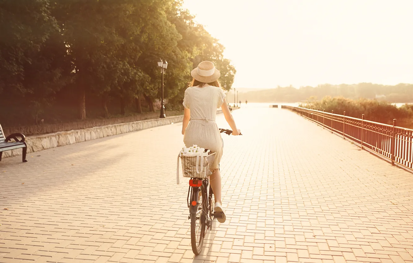 Фото обои девушка, велосипед, город