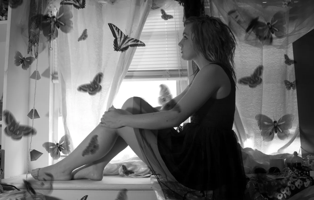 Фото обои девушка, бабочки, подоконник, сидит, летают, чёрно - белое