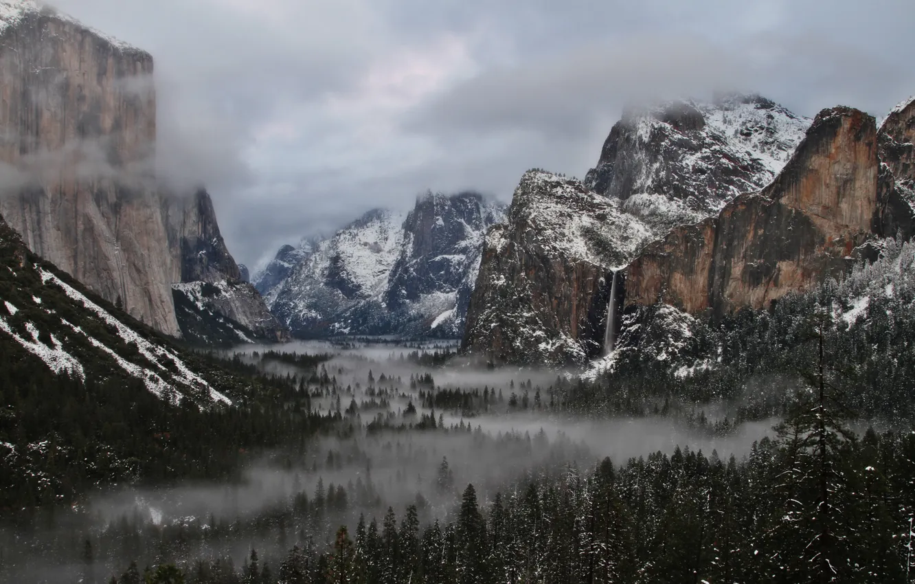 Фото обои лес, небо, снег, горы, туман, водопад