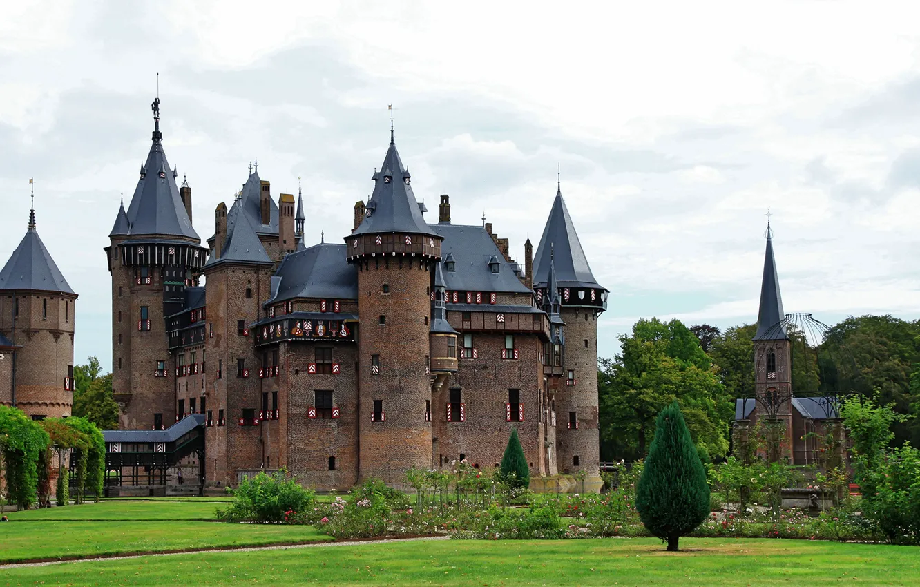 Фото обои зелень, трава, облака, деревья, цветы, замок, газон, сад