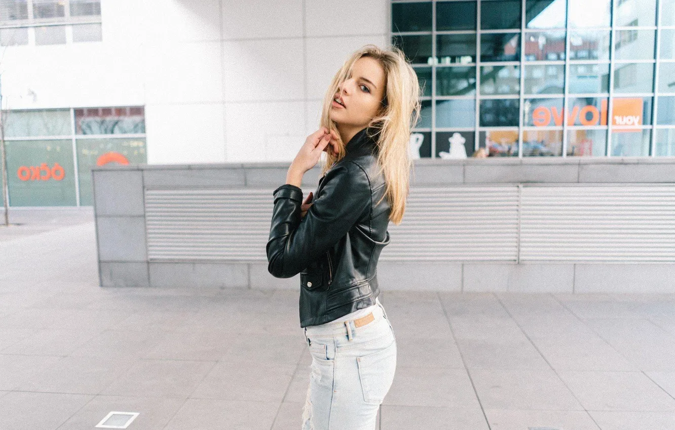 Фото обои girl, leather, blonde, jacket, delighted