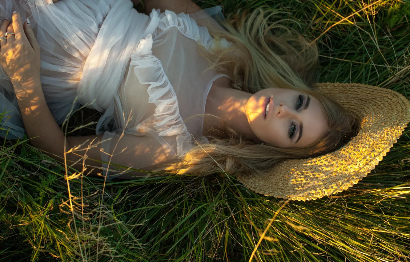 Фото обои трава, взгляд, девушка, поза, шляпа, блондинка, белое платье, на природе