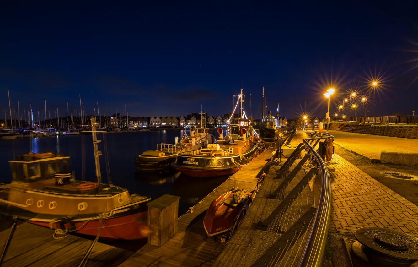 Фото обои night, houses, England, boats, Kent, lighs, lamp posts, Chatham Marina