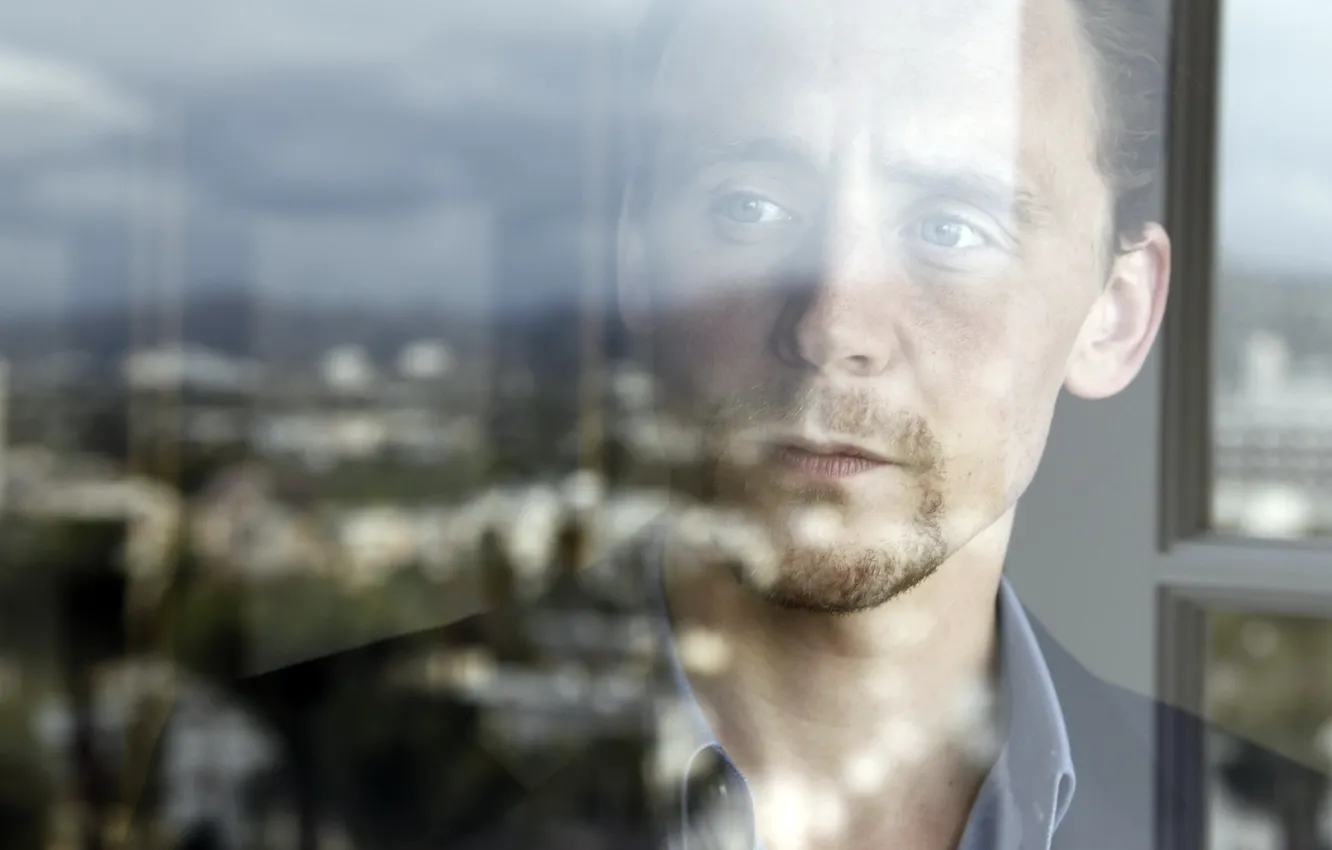 Фото обои окно, актер, мужчина, Tom Hiddleston, Том Хиддлстон