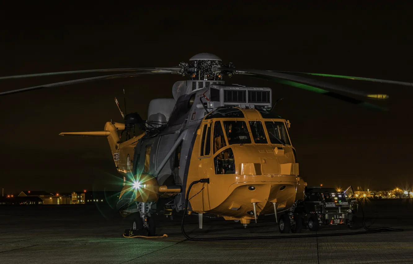 Фото обои вечер, вертолет, аэродром, Sea King, Sikorsky S-61