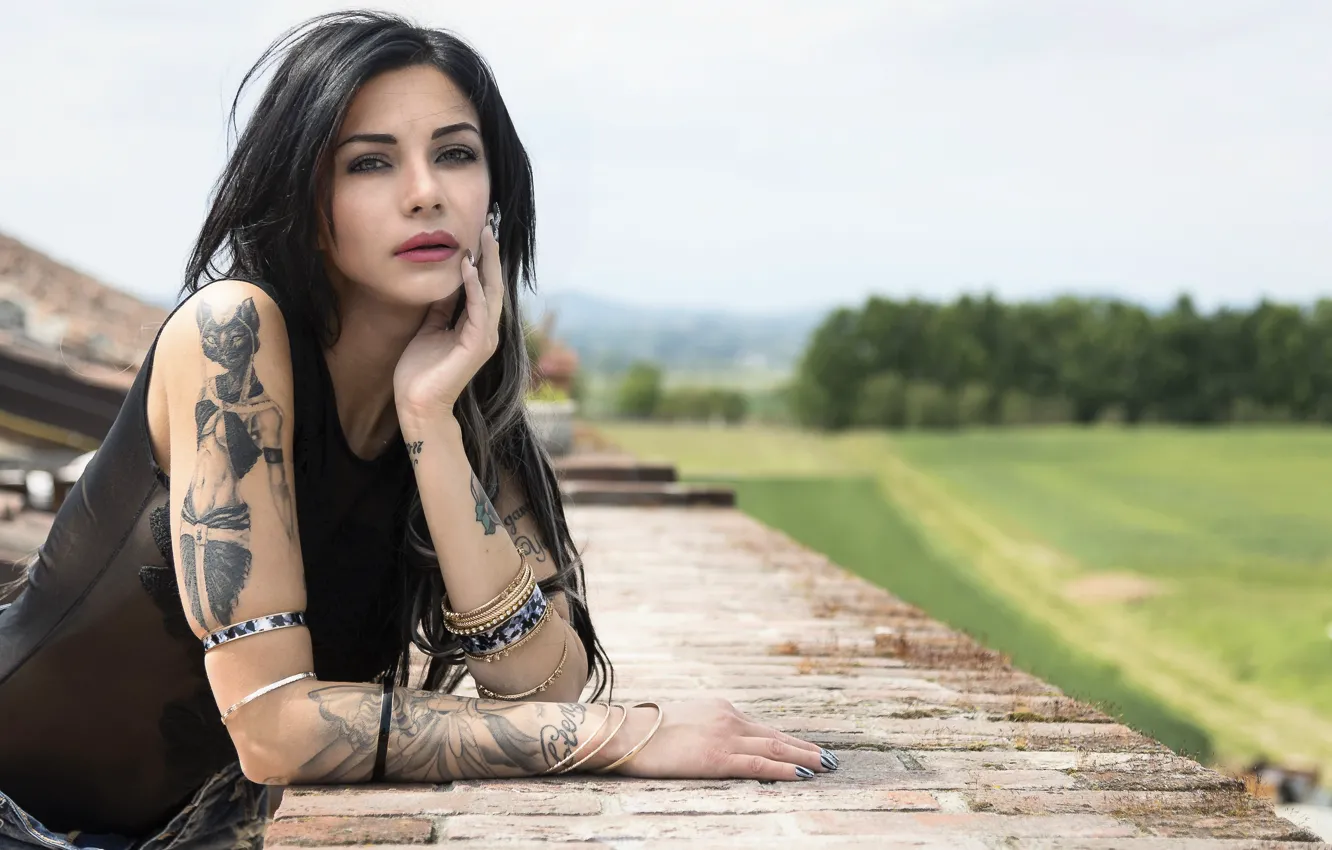 Фото обои взгляд, модель, брюнетка, тату, Marina