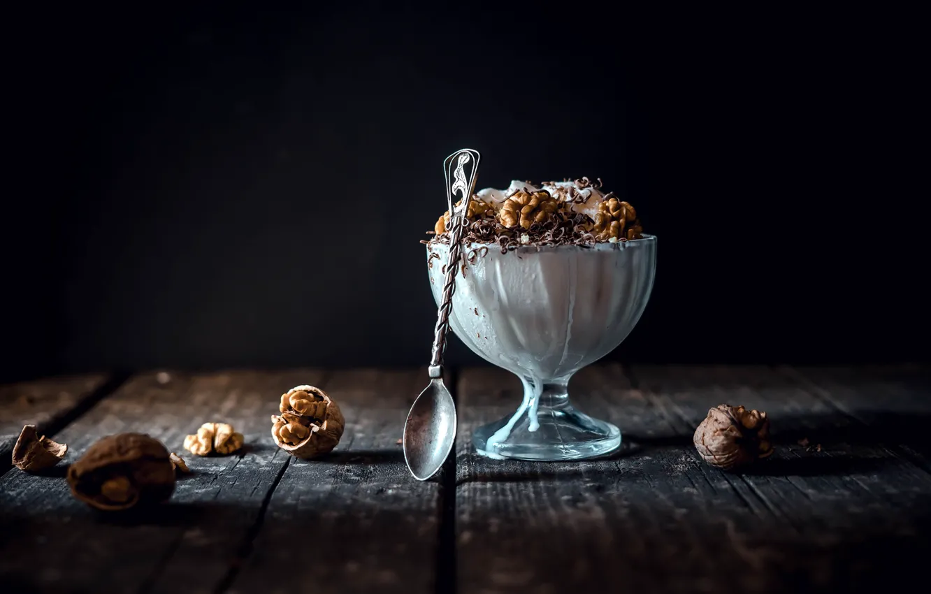 Фото обои стол, доски, шоколад, ложка, мороженое, черный фон, орехи, стаканчик