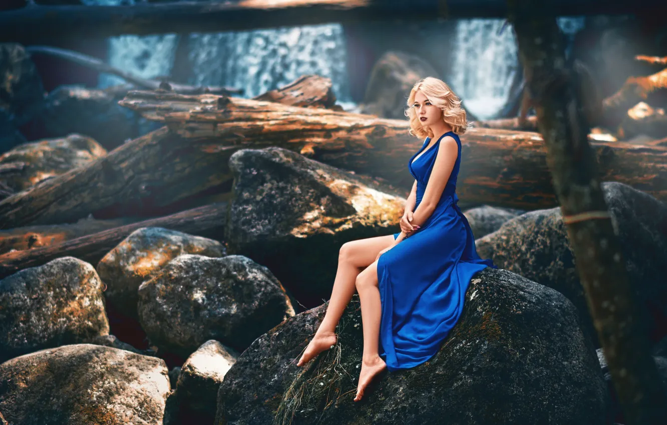 Фото обои девушка, поза, камни, фото, платье, блондинка, ножки, синее