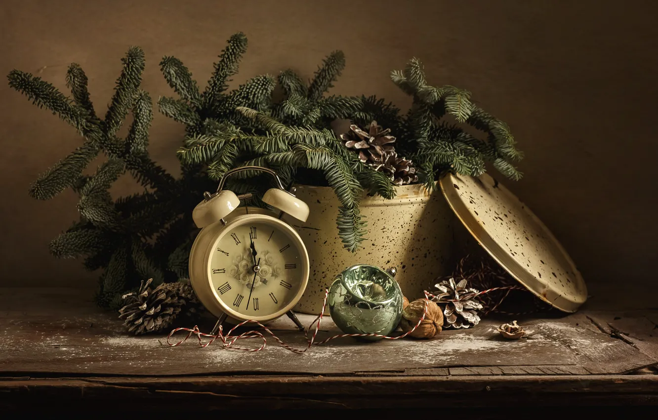 Фото обои ветки, праздник, коробка, игрушка, часы, новый год, шар, ель