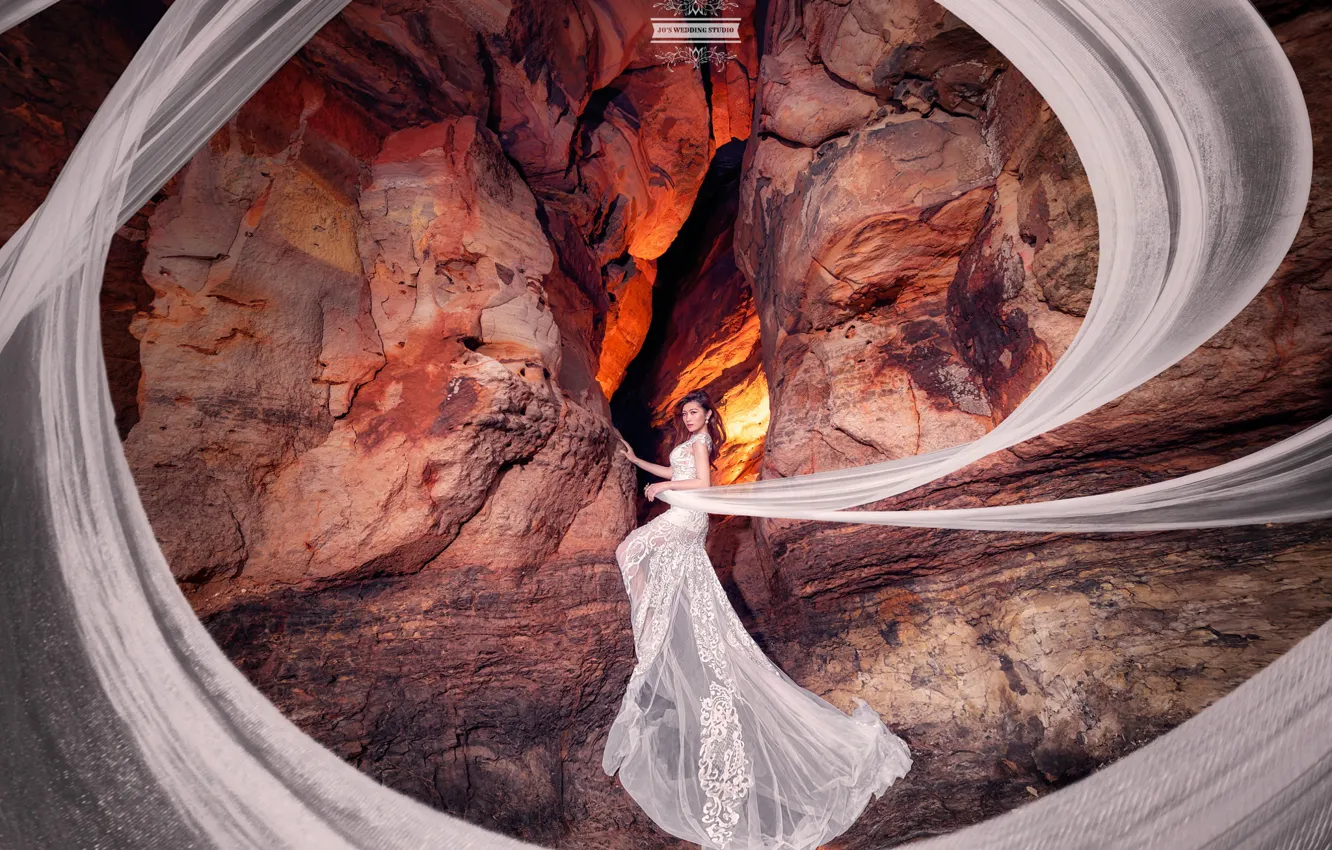 Фото обои взгляд, девушка, фото, скалы, шлейф, платье, Joshua Chang