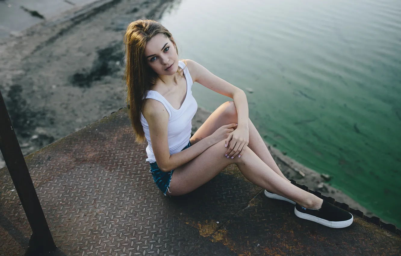 Фото обои girl, shorts, model, cute, long-haired, sneakers, tank top