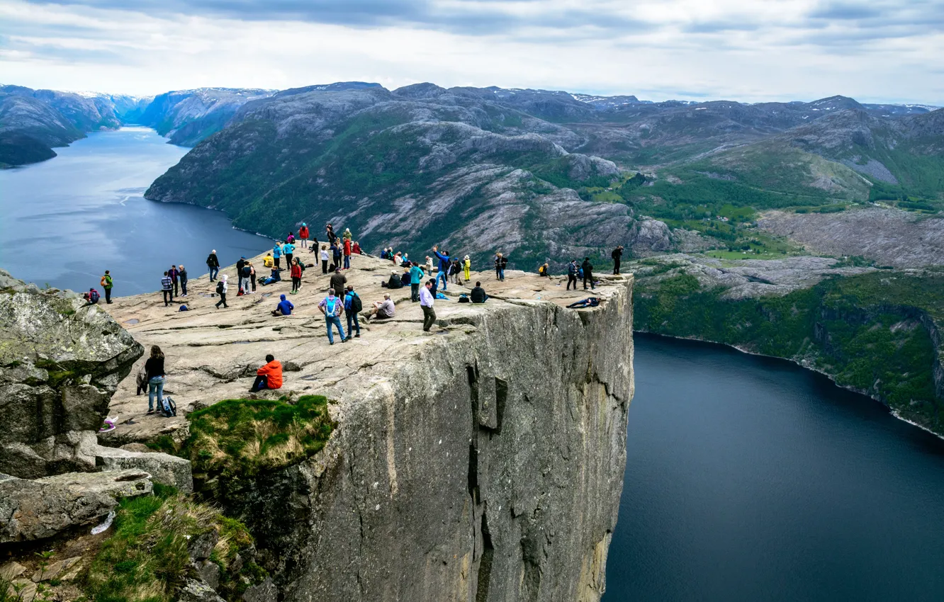 Фото обои Небо, Природа, Скала, Люди, Норвегия, Высота, Пейзаж, Фьорд