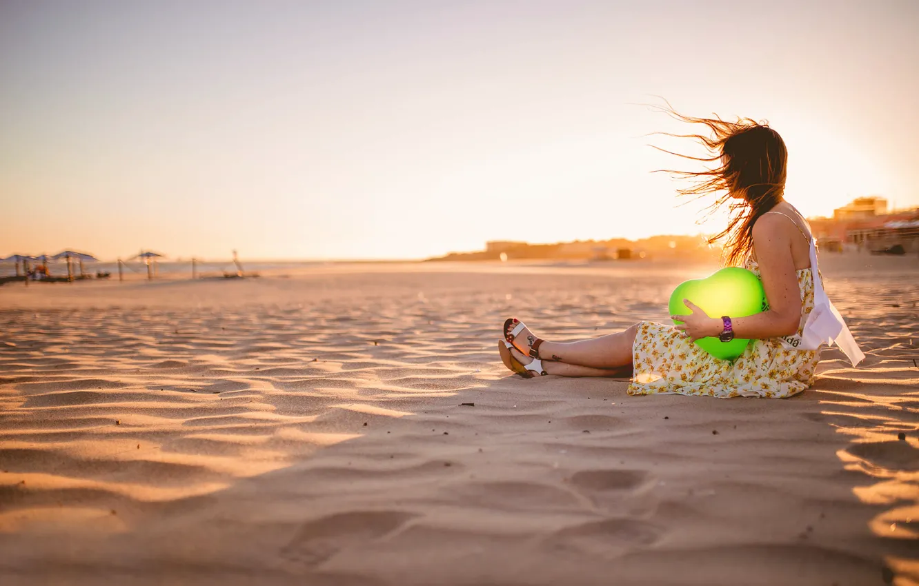 Фото обои песок, пляж, девушка, ветер, сердце