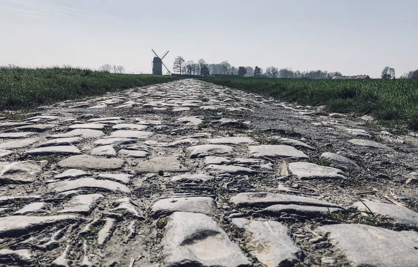 Фото обои дорога, Франция, поля, брусчатка, мельница, Les Amis de Paris-Roubaix