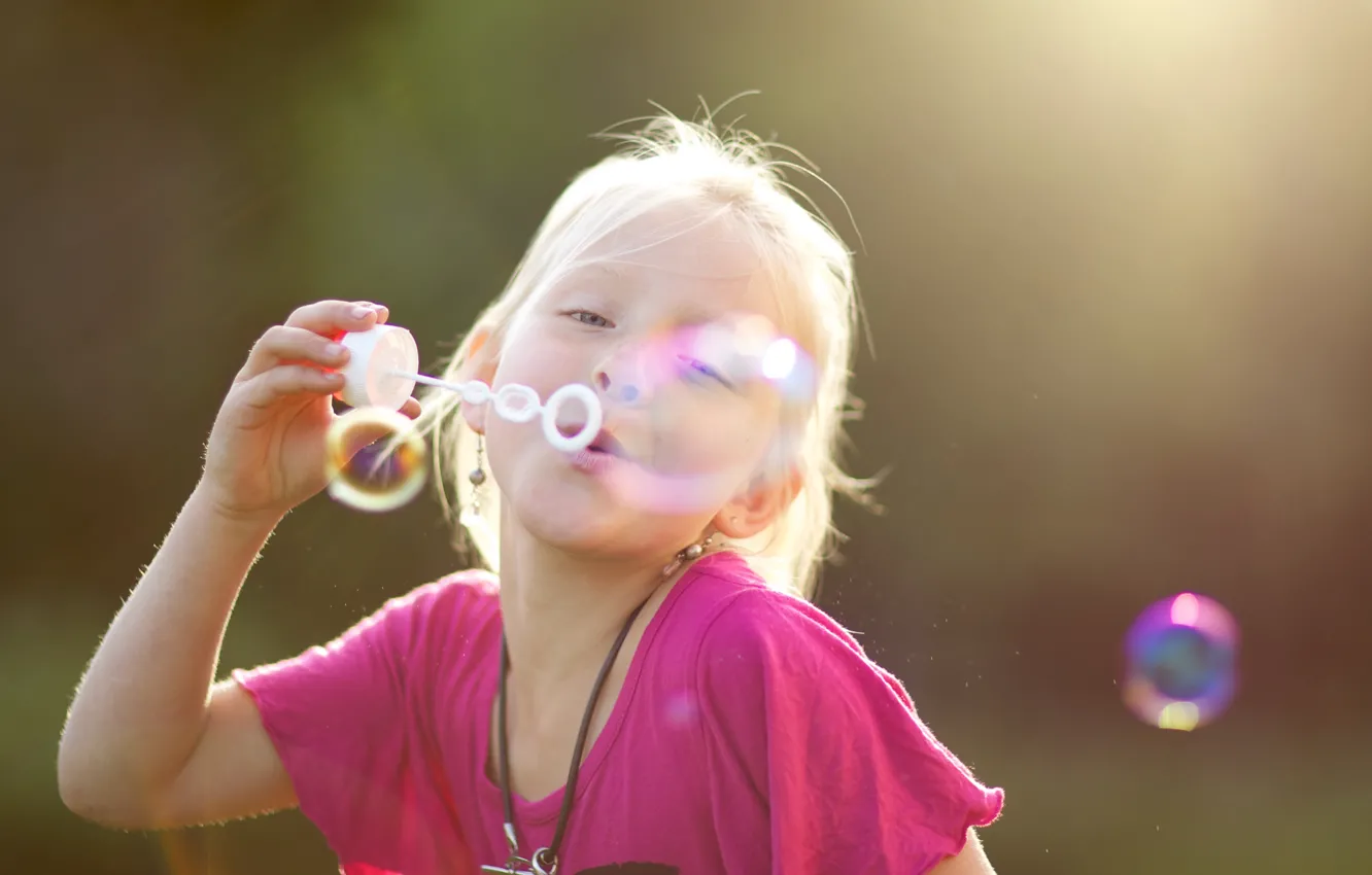 Фото обои природа, дети, розовый, настроения, мыльные пузыри, девочка, фон. обои